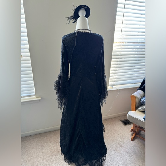 Gothic Vampira Costume - XL - Picture 15 of 16